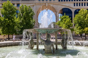 LA FONTAINE DE LA PLACE DE THESSALIE, MONTPELLIER, HERAULT, OCCITANIE, FRANCE 