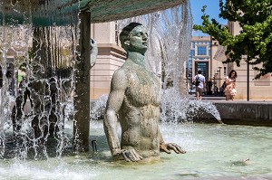 LA FONTAINE DE LA PLACE DE THESSALIE, MONTPELLIER, HERAULT, OCCITANIE, FRANCE 