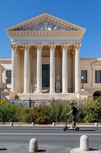 TROTTINETTE DEVANT LA COUR D'APPEL, MONTPELLIER, HERAULT, OCCITANIE, FRANCE 