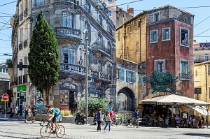 TERRASSE DU RESTAURANT LA TRATTORIA ET FACADES EN TROMPE L'OEIL, PLACE EDOUARD ADAM ET RUE DES ETUVES MONTPELLIER, HERAULT, OCCITANIE, FRANCE 