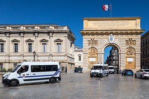 COMPAGNIE DE CRS DEVANT L'ARC DE TRIOMPHE, MONTPELLIER, HERAULT, OCCITANIE, FRANCE 