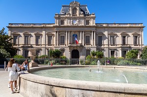 JEUNES FEMMES DEVANT LA FONTAINE DE LA PLACE DE LA PREFECTURE DE L'HERAULT, MONTPELLIER, HERAULT, OCCITANIE, FRANCE 