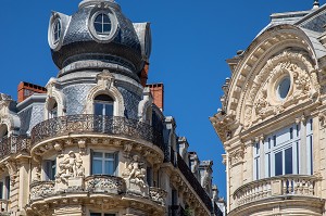 BALCONS ET FACADES D'IMMEUBLES BOURGEOIS, PLACE DE LA COMEDIE, MONTPELLIER, HERAULT, OCCITANIE, FRANCE 