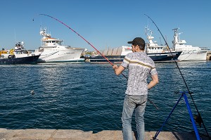 PECHEUR SUR LE PORT, SETE, HERAULT, OCCITANIE, FRANCE 