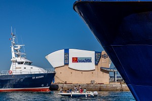 BATEAU À L'ENTREE L'ENTREE DU PORT, SETE, HERAULT, OCCITANIE, FRANCE 