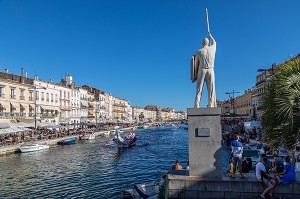 STATUE AURELIEN EVANGELISTI DEVANT LE CANAL ROYAL, ROI DES JOUTES NAUTIQUES, SETE, HERAULT, OCCITANIE, FRANCE 