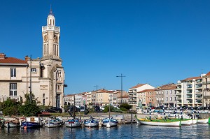 CHAMBRE DE COMMERCE ET BATEAUX TRADITIONNELS SUR LE CANAL ROYAL, SETE, HERAULT, OCCITANIE, FRANCE 