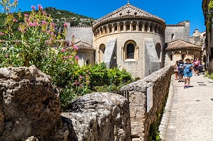 PETITE RUELLE DU VILLAGE, SAINT-GUILHEM-LE-DESERT, CLASSE PLUS BEAU VILLAGE DE FRANCE, HERAULT, OCCITANIE, FRANCE 