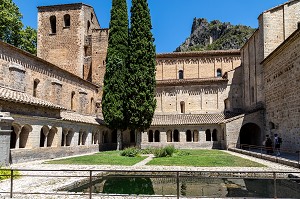 CLOITRE DE L'ABBAYE DE GELLONE, ABBAYE BENEDICTINE ROMANE DU IX EME SIECLE, SAINT-GUILHEM-LE-DESERT, CLASSE PLUS BEAU VILLAGE DE FRANCE, HERAULT, OCCITANIE, FRANCE 