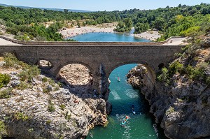 PONT DU DIABLE DU XI EME SIECLE CLASSE A L'UNESCO SUR LE CHEMIN DE SAINT-JACQUES DE COMPOSTELLE, GORGES DE L'HERAULT, ANIANE, SAINT-GUILHEM-LE-DESERT, HERAULT, OCCITANIE, FRANCE 