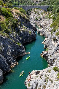 CANOES ET BAIGNEURS, GORGES DE L'HERAULT SUR LE CHEMIN DE SAINT-JACQUES DE COMPOSTELLE, ANIANE, SAINT-GUILHEM-LE-DESERT, HERAULT, OCCITANIE, FRANCE 