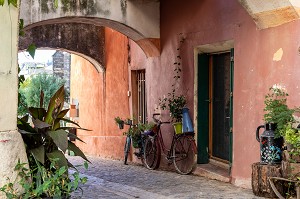 RUELLE DANS LE VILLAGE, ANIANE, HERAULT, OCCITANIE, FRANCE 