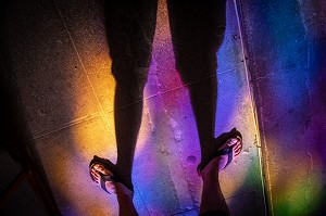 REFLETS DES VITRAUX AUX SOLS SUR LES PIEDS, EGLISE ABBATIALE SAINT-SAUVEUR, ANIANE, HERAULT, OCCITANIE, FRANCE 