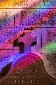 REFLETS DES VITRAUX SUR LA STELE EN MEMOIRE DES SOLDATS ANIANAIS MORTS A LA GUERRE, 1914-18, EGLISE ABBATIALE SAINT-SAUVEUR, ANIANE, HERAULT, OCCITANIE, FRANCE 