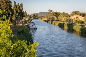 CANAL DU MIDI PRES DE L'ECLUSE DE JOUARRES, AZILLE, AUDE, OCCITANIE, FRANCE 