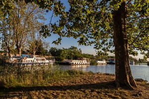 BATEAUX DE NAVIGATION FLUVIALE, PORT DE HOMPS SUR LE CANAL DU MIDI, AUDE, OCCITANIE, FRANCE 