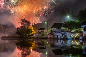 FEU D'ARTIFICE DU 14 JUILLET SUR LE PORT DE HOMPS SUR LE CANAL DU MIDI, AUDE, OCCITANIE, FRANCE 