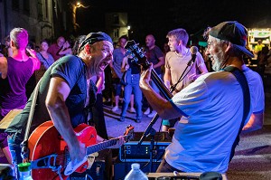 CONCERT EN PLEIN AIR LE SOIR DU 14 JUILLET, MUSIQUE LIVE AVEC LA BANDE MOBILE, HOMPS, AUDE, OCCITANIE, FRANCE 