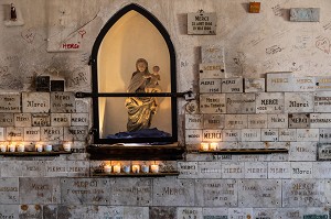 CHAPELLE NOTRE-DAME DE LA SANTE, REMERCIEMENTS AVEC LES PLAQUES DE MERCI, CARCASSONNE, AUDE, OCCITANIE, FRANCE 