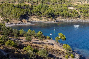 BATEAU ET BAIGNEURS, PLAGE DE LA PELOSA, CALA CALITJAS, ROSES, COSTA BRAVA, CATALOGNE, ESPAGNE 