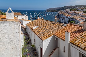 VILLAGE AUX TOITS DE TUILES ROUGES AVEC VUE SUR MER, CADAQUES, COSTA BRAVA, CATALOGNE, ESPAGNE 