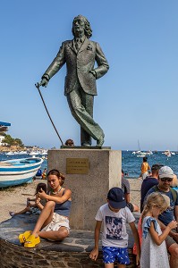 STATUE DE SALVADOR DALI (1904-1989) DEVANT LA PETITE PLAGE DU VILLAGE OU IL A VECU, CADAQUES, COSTA BRAVA, CATALOGNE, ESPAGNE 