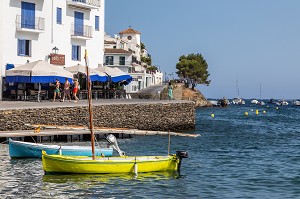 TERRASSE EN BORD DE MER, VILLAGE OU A VECU SALVADOR DALI, CADAQUES, COSTA BRAVA, CATALOGNE, ESPAGNE 