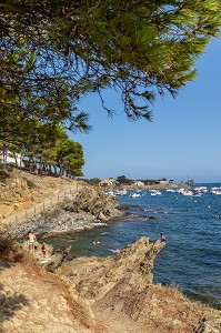 PETITES CRIQUES PROTEGEES EN BORD DE MER, VILLAGE OU A VECU SALVADOR DALI, CADAQUES, COSTA BRAVA, CATALOGNE, ESPAGNE 