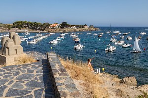 BATEAUX DE PLAISANCE AMARRES DANS LA POINTE DE LA COTE, PLAGE DES OLIVIERS, VILLAGE OU A VECU SALVADOR DALI, CADAQUES, COSTA BRAVA, CATALOGNE, ESPAGNE 