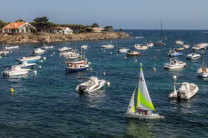 BATEAUX DE PLAISANCE AMARRES DANS LA POINTE DE LA COTE, PLAGE DES OLIVIERS, VILLAGE OU A VECU SALVADOR DALI, CADAQUES, COSTA BRAVA, CATALOGNE, ESPAGNE 