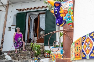 HABITANTE AVEC SON CHIEN DEVANT SA MAISON DECOREE DE MOSAIQUE, VILLAGE OU A VECU SALVADOR DALI, CADAQUES, COSTA BRAVA, CATALOGNE, ESPAGNE 