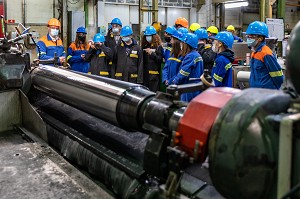 VISITE PEDAGOGIQUE POUR UN PROJET CULTUREL DES ELEVES DE QUATRIEME DU COLLEGE VICTOR HUGO DE RUGLES, USINE EUROFOIL, SOCIETE SPECIALISEE DANS LA METALLURGIE DE L'ALUMINIUM, RUGLES, EURE, NORMANDIE, FRANCE 