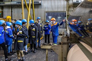 VISITE PEDAGOGIQUE POUR UN PROJET CULTUREL DES ELEVES DE QUATRIEME DU COLLEGE VICTOR HUGO DE RUGLES, USINE EUROFOIL, SOCIETE SPECIALISEE DANS LA METALLURGIE DE L'ALUMINIUM, RUGLES, EURE, NORMANDIE, FRANCE 