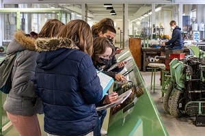 VISITE PEDAGOGIQUE POUR UN PROJET CULTUREL DES ELEVES DE QUATRIEME DU COLLEGE VICTOR HUGO DE RUGLES, USINE DE LA MANUFACTURE BOHIN, CONSERVATOIRE VIVANT DE L’AIGUILLE ET DE L’EPINGLE, SAINT-SULPICE-SUR-RISLE, ORNE (61), FRANCE 