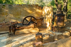 VESTIGES DES MACHINES A VAPEUR ET POMPES UTILISEES POUR L'EXTRACTION DE L'OCRE, CARRIERES D'OCRE DU COLORADO PROVENCAL, VAUCLUSE, PARC NATUREL REGIONAL DU LUBERON, PROVENCE, FRANCE 