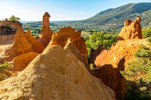 CHEMINEE DE FEE, CARRIERES D'OCRE DU COLORADO PROVENCAL, PARC NATUREL REGIONAL DU LUBERON, VAUCLUSE, PROVENCE, FRANCE 