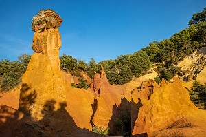 CHEMINEE DE FEE, CARRIERES D'OCRE DU COLORADO PROVENCAL, PARC NATUREL REGIONAL DU LUBERON, VAUCLUSE, PROVENCE, FRANCE 