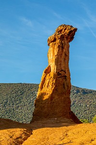 CHEMINEE DE FEE, CARRIERES D'OCRE DU COLORADO PROVENCAL, PARC NATUREL REGIONAL DU LUBERON, VAUCLUSE, PROVENCE, FRANCE 