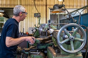 OUVRIER SUR SON TOUR CONVENTIONNEL, MACHINE POUR L'USINAGE DE PIECES METALLIQUES, SMA, SOCIETE MECANIQUE AIGLONNE, INDUSTRIE METALLURGIQUE, SAINT-MARTIN-D'ECUBLEI, ORNE, NORMANDIE, FRANCE 