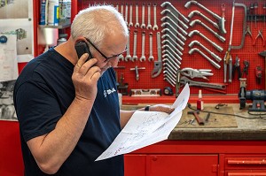 ETUDE DES PLANS AVEC LE CLIENT, SMA, SOCIETE MECANIQUE AIGLONNE, INDUSTRIE METALLURGIQUE, SAINT-MARTIN-D'ECUBLEI, ORNE, NORMANDIE, FRANCE 