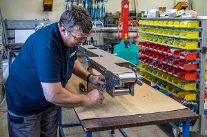 ATELIER DE MONTAGE ET D'ASSEMBLAGE DES PIECES, SMA, SOCIETE MECANIQUE AIGLONNE, INDUSTRIE METALLURGIQUE, SAINT-MARTIN-D'ECUBLEI, ORNE, NORMANDIE, FRANCE 