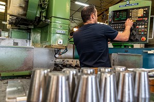 OUVRIER SUR SA MACHINE POUR L'USINAGE DE PIECES METALLIQUES, SMA, SOCIETE MECANIQUE AIGLONNE, INDUSTRIE METALLURGIQUE, SAINT-MARTIN-D'ECUBLEI, ORNE, NORMANDIE, FRANCE 