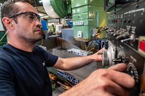 OUVRIER SUR SA MACHINE POUR LE REGLAGE, USINAGE DE PIECES METALLIQUES, SMA, SOCIETE MECANIQUE AIGLONNE, INDUSTRIE METALLURGIQUE, SAINT-MARTIN-D'ECUBLEI, ORNE, NORMANDIE, FRANCE 