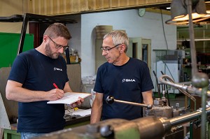 PASSAGE DES INSTRUCTIONS ENTRE LE PATRON ET SON OUVRIER, SMA, SOCIETE MECANIQUE AIGLONNE, INDUSTRIE METALLURGIQUE, SAINT-MARTIN-D'ECUBLEI, ORNE, NORMANDIE, FRANCE 