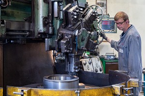 OUVRIER SUR SON TOUR VERTIVAL, MACHINE POUR L'USINAGE DE PIECES METALLIQUES, SMA, SOCIETE MECANIQUE AIGLONNE, INDUSTRIE METALLURGIQUE, SAINT-MARTIN-D'ECUBLEI, ORNE, NORMANDIE, FRANCE 