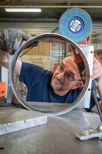 INSPECTION VISUELLE APRES PONCAGE DE FINITION D'UNE PIECE METALLIQUE, SMA, SOCIETE MECANIQUE AIGLONNE, INDUSTRIE METALLURGIQUE, SAINT-MARTIN-D'ECUBLEI, ORNE, NORMANDIE, FRANCE 