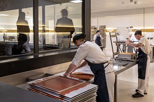 FABRICATION DES CHOCOLATS DEVANT LES VISITEURS AU CHOCOLATRIUM, CHOCOLATERIE CLUIZEL, DAMVILLE, MESNIL-SUR-ITON, EURE, NORMANDIE, FRANCE 