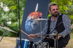 CONCERT DES MEGOTS SOUS LES PLATANES AVEC UNE EXPOSITION TERRE FRAGILE, L'AIGLE, ORNE, NORMANDIE, FRANCE 