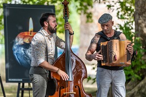 CONCERT DES MEGOTS SOUS LES PLATANES AVEC UNE EXPOSITION TERRE FRAGILE, L'AIGLE, ORNE, NORMANDIE, FRANCE 