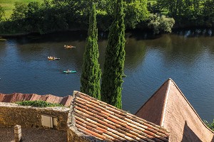 CANOES SUR LA RIVIERE DORDOGNE, DOMME, DORDOGNE, PERIGORD, FRANCE 